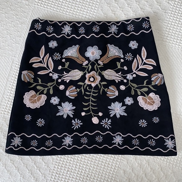 Francesca’s Floral Embroidered Black Suede Skirt NWT - Picture 4 of 9